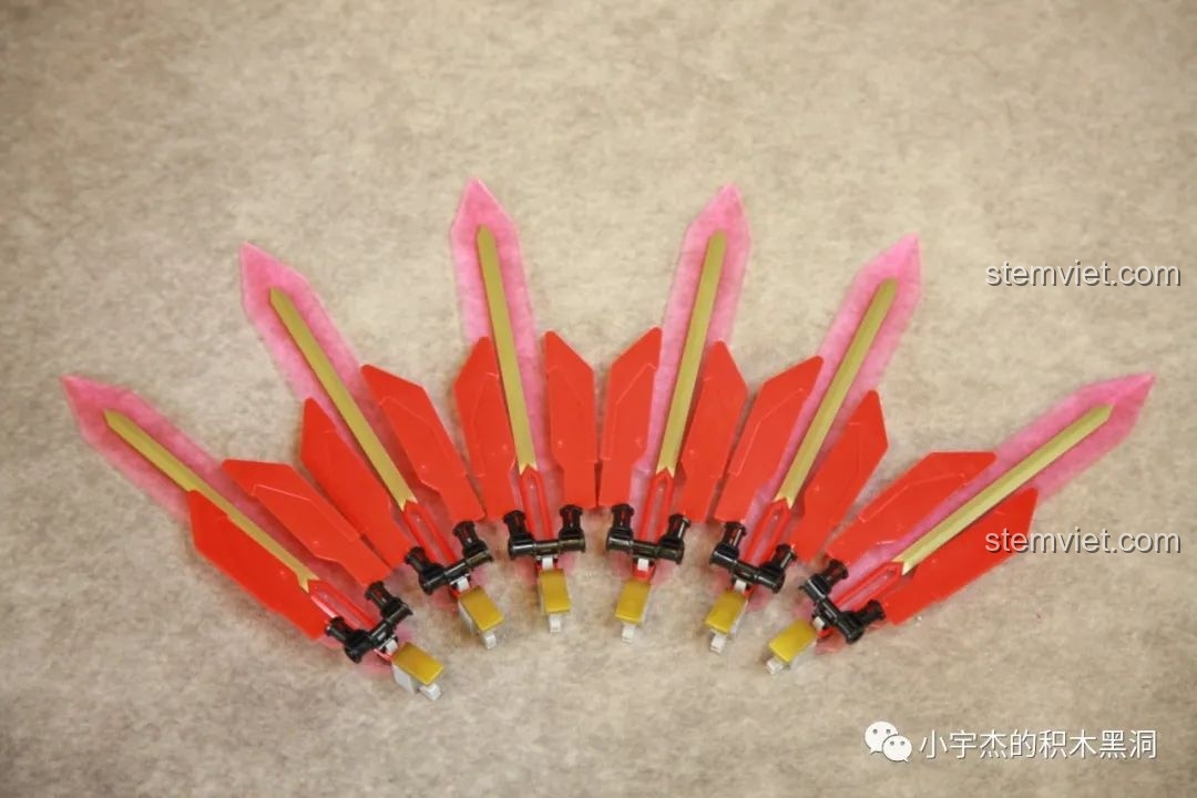 Các mảnh ghép riêng lẻ tạo nên phần cánh của Robot Cơ Giáp Quang Kích Athena, bao gồm các chi tiết màu đỏ và trong suốt.