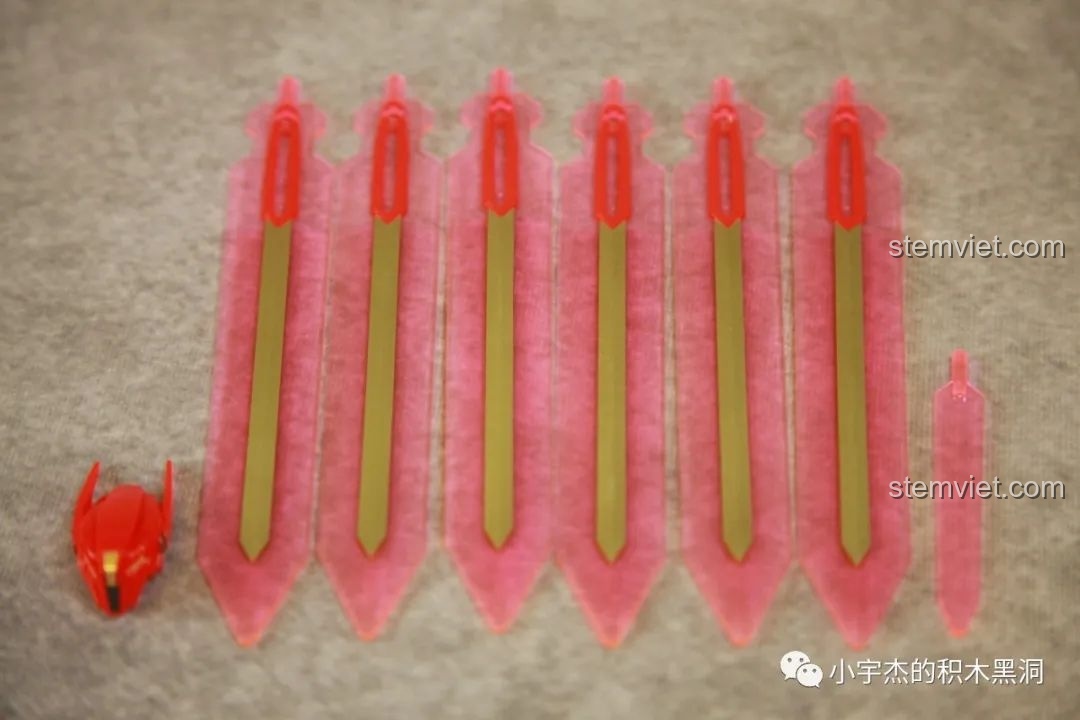 Các mảnh ghép đặc biệt của Sluban M38-B1152, bao gồm các chi tiết trong suốt màu hồng và các mảnh vàng kim loại, tạo điểm nhấn cho mô hình.