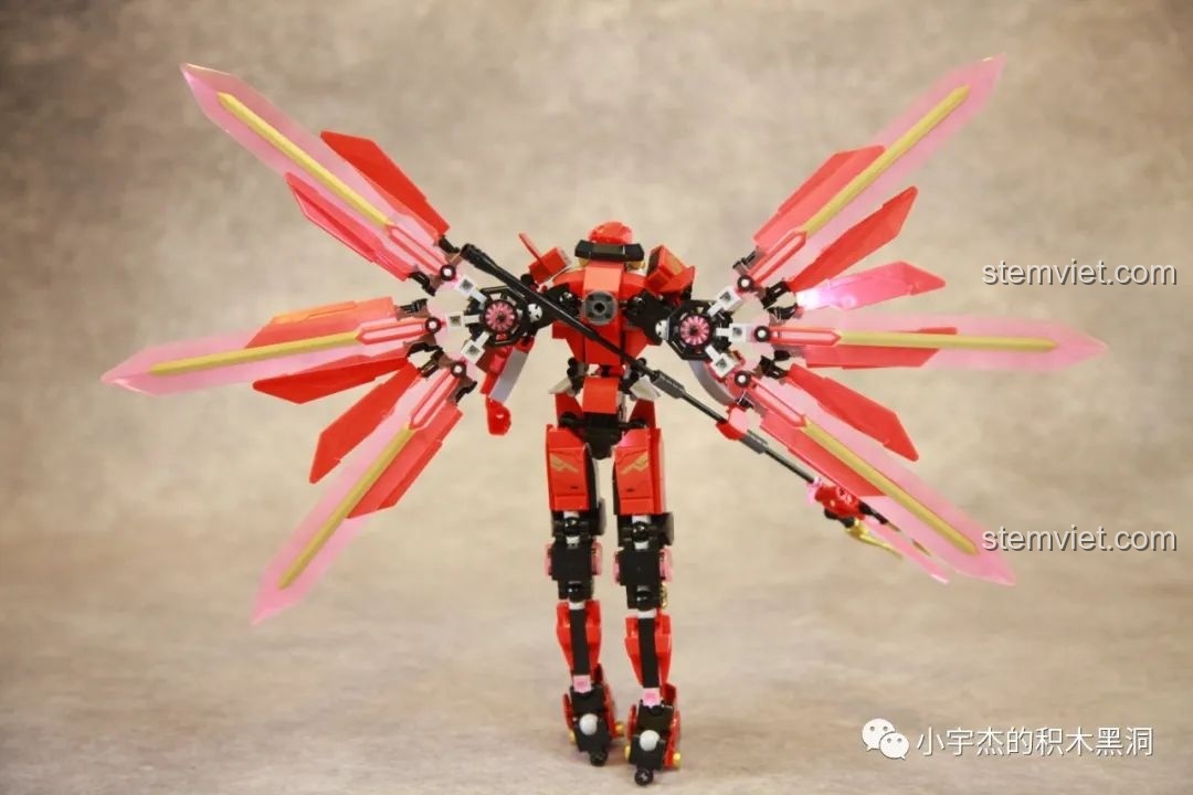 Robot Cơ Giáp Quang Kích Athena đứng thẳng, sẵn sàng đối mặt với mọi thử thách, thể hiện sự vững chãi của mô hình.