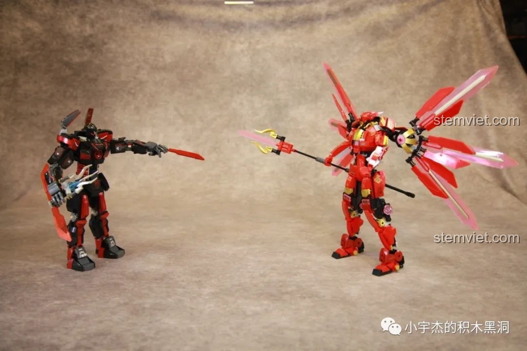 Hai robot Sluban M38-B1152 và M38-B1120 cùng nhau tạo dáng, thể hiện sự linh hoạt của các khớp nối và khả năng tương tác giữa các mô hình.