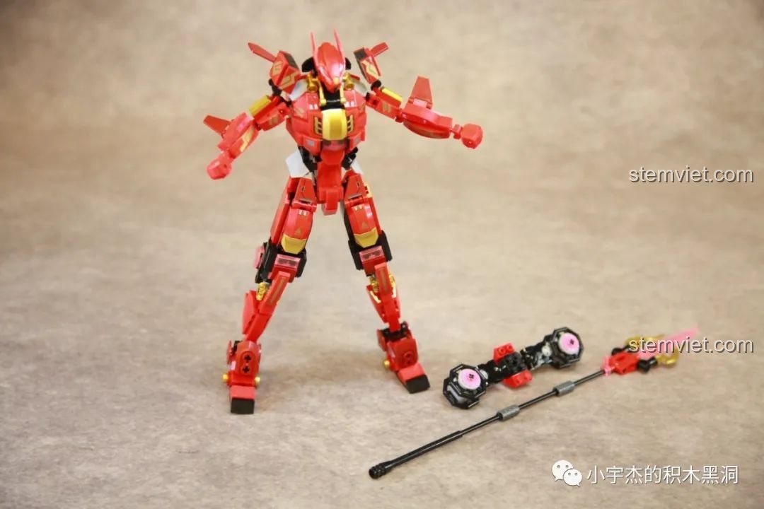 Thân chính của Robot Cơ Giáp Quang Kích Athena Sluban M38-B1152 đã được lắp ráp hoàn chỉnh, đứng vững trên nền.