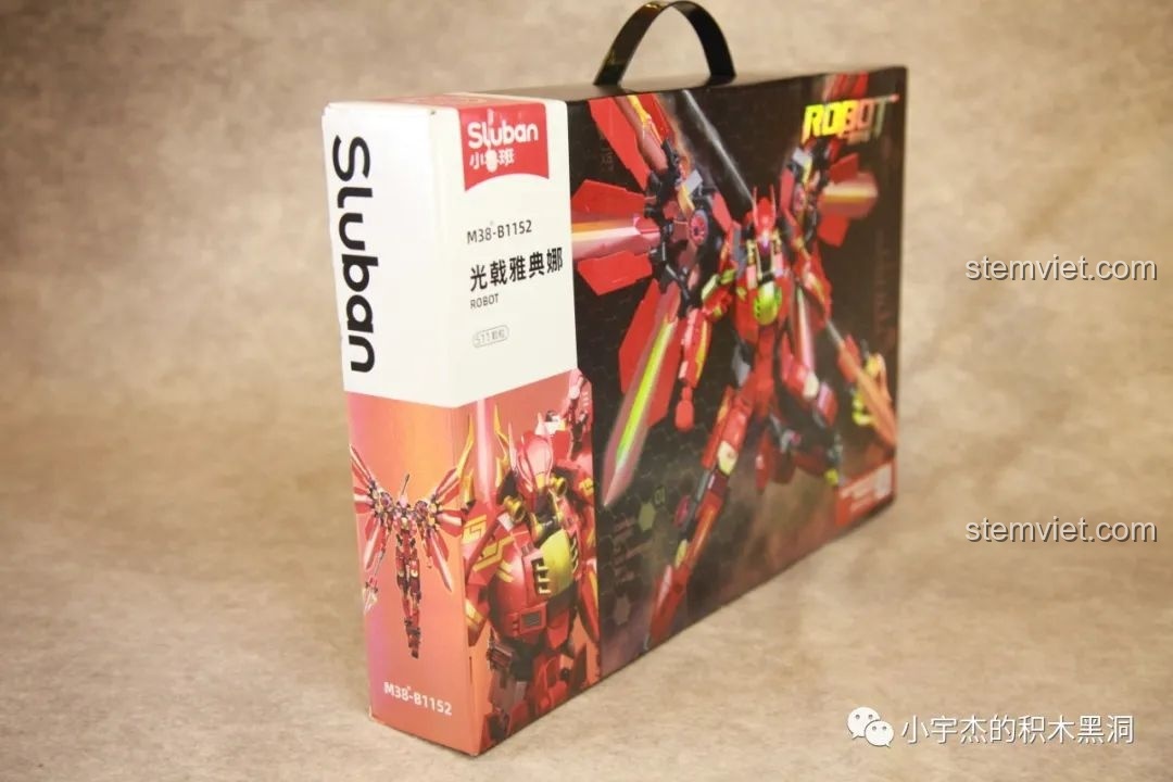 Tổng thể hộp sản phẩm Sluban M38-B1152 Robot Cơ Giáp Quang Kích Athena từ góc nghiêng, cho thấy thiết kế nhỏ gọn nhưng đầy đủ thông tin.