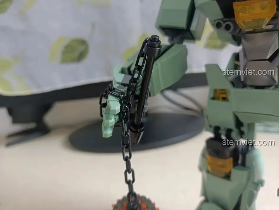 Bàn tay phải của robot Sluban M38-B1153 Robot Diệt Tận Thế có kẹp để giữ vũ khí chắc chắn.