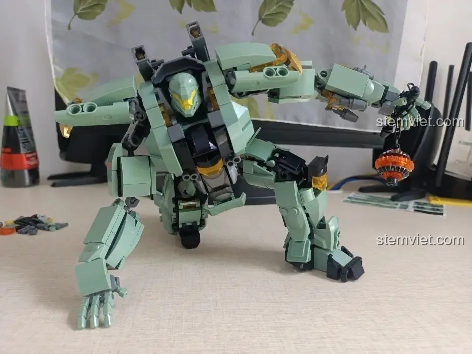 Robot Sluban M38-B1153 Robot Diệt Tận Thế trong tư thế 'đập đất' mạnh mẽ, thể hiện khả năng tạo dáng.