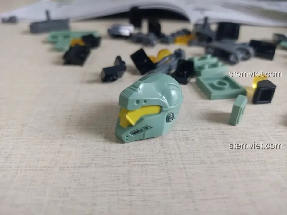 Đầu robot của bộ Sluban M38-B1153 Robot Diệt Tận Thế với thiết kế chi tiết và sơn tỉ mỉ.