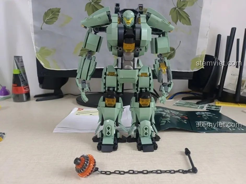 Robot Sluban M38-B1153 Robot Diệt Tận Thế đã đứng vững trên đôi chân, thể hiện sự hùng dũng.