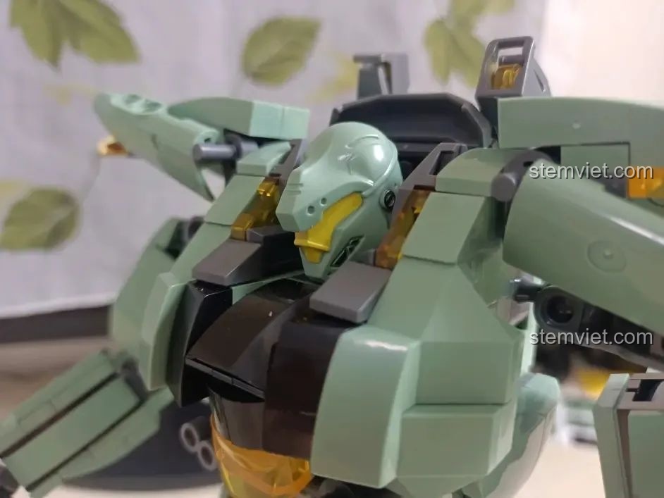 Cận cảnh khớp cổ của robot Sluban M38-B1153 Robot Diệt Tận Thế, cho phép quay và ngẩng đầu linh hoạt.