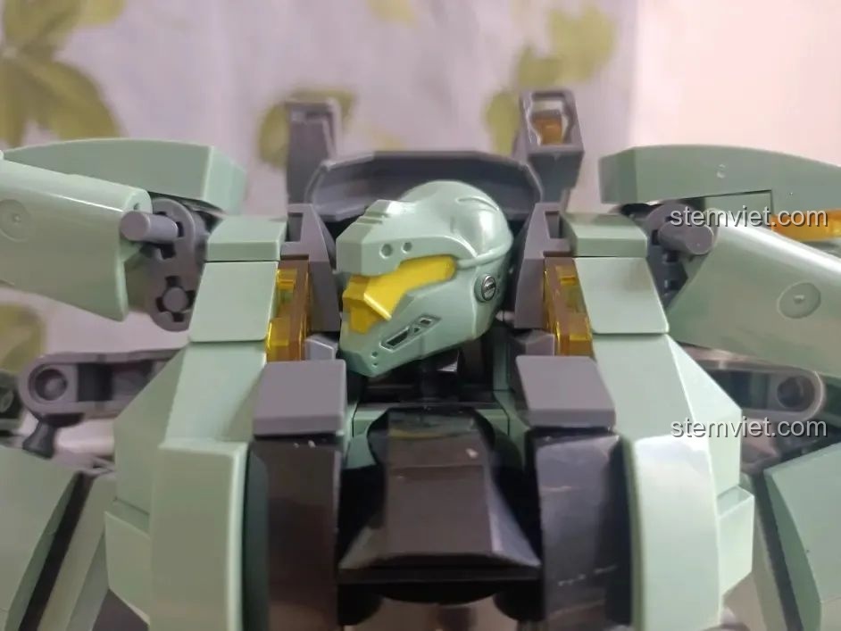 Góc nhìn khác về khả năng cử động khớp cổ của robot Sluban M38-B1153 Robot Diệt Tận Thế.