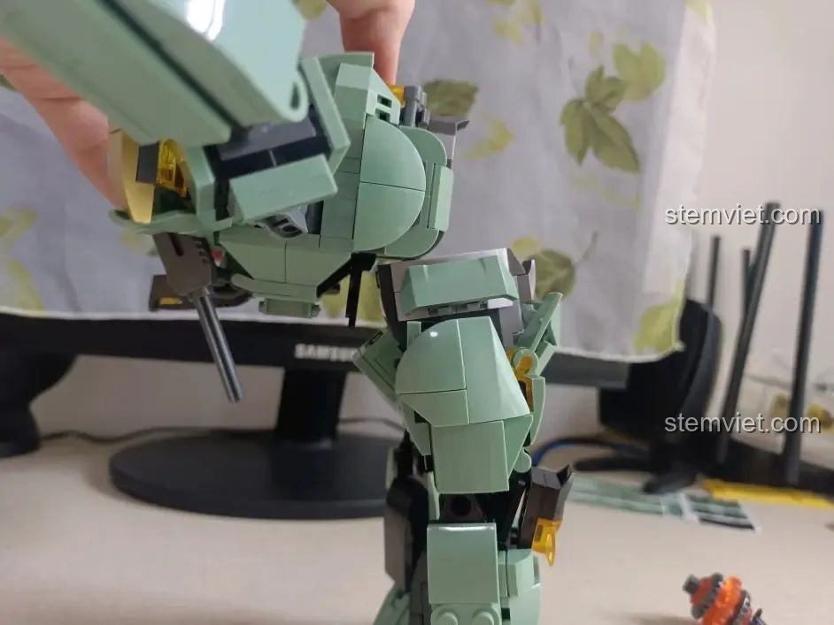 Khớp eo của robot Sluban M38-B1153 Robot Diệt Tận Thế có thể gập ngược ra sau, tăng khả năng tạo dáng.