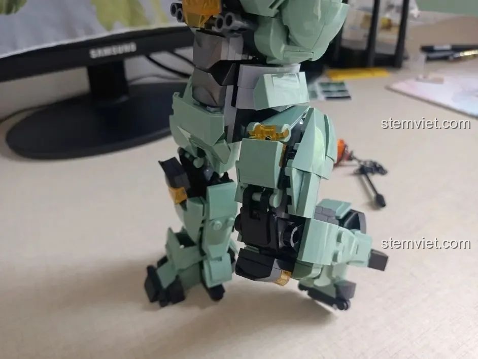 Khớp gối của robot Sluban M38-B1153 Robot Diệt Tận Thế gập 90 độ với giáp kép che khớp.