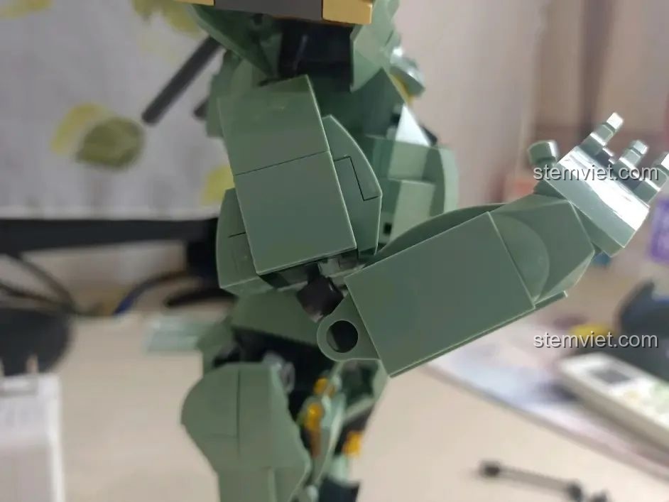 Khớp khuỷu tay hai đoạn của robot Sluban M38-B1153 Robot Diệt Tận Thế, cho phép gập hơn 90 độ.