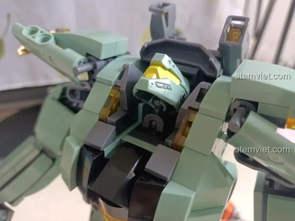 Robot Sluban M38-B1153 Robot Diệt Tận Thế giơ tay ngang, thể hiện khả năng khớp nối.