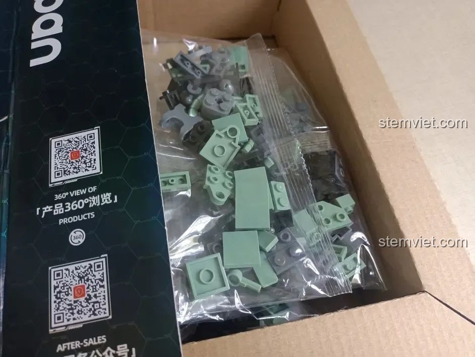 Bên trong hộp bộ lắp ráp Sluban M38-B1153 Robot Diệt Tận Thế với lớp lót bảo vệ các mảnh ghép.