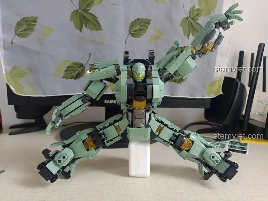 Mặt sau của robot Sluban M38-B1153 Robot Diệt Tận Thế, cho thấy chi tiết được chăm chút tỉ mỉ.