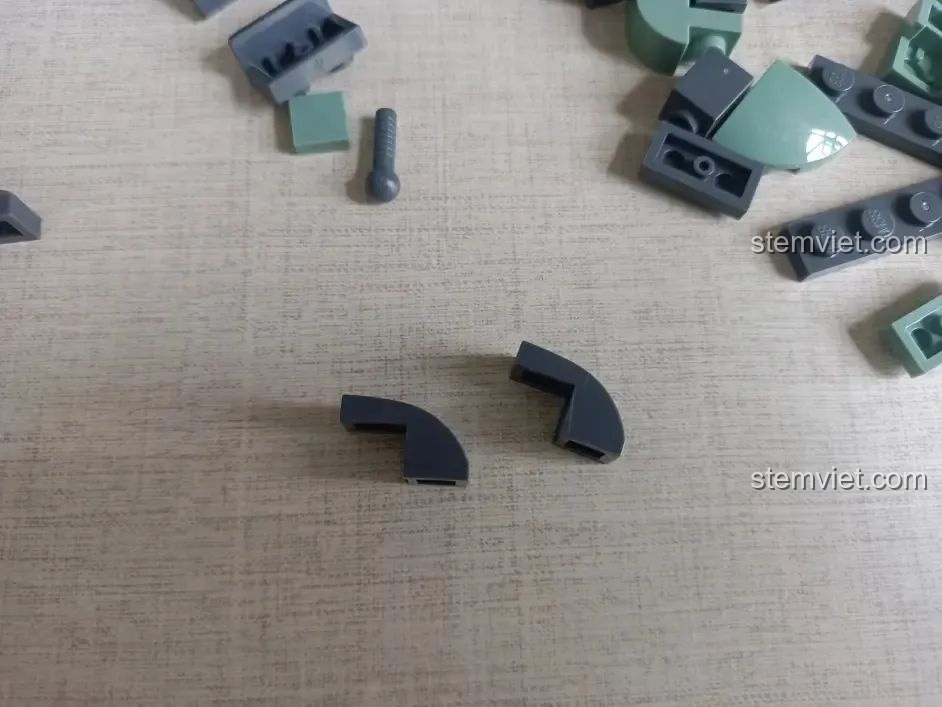 Mảnh ghép cong một ô hiếm gặp trong bộ lắp ráp Sluban M38-B1153 Robot Diệt Tận Thế.