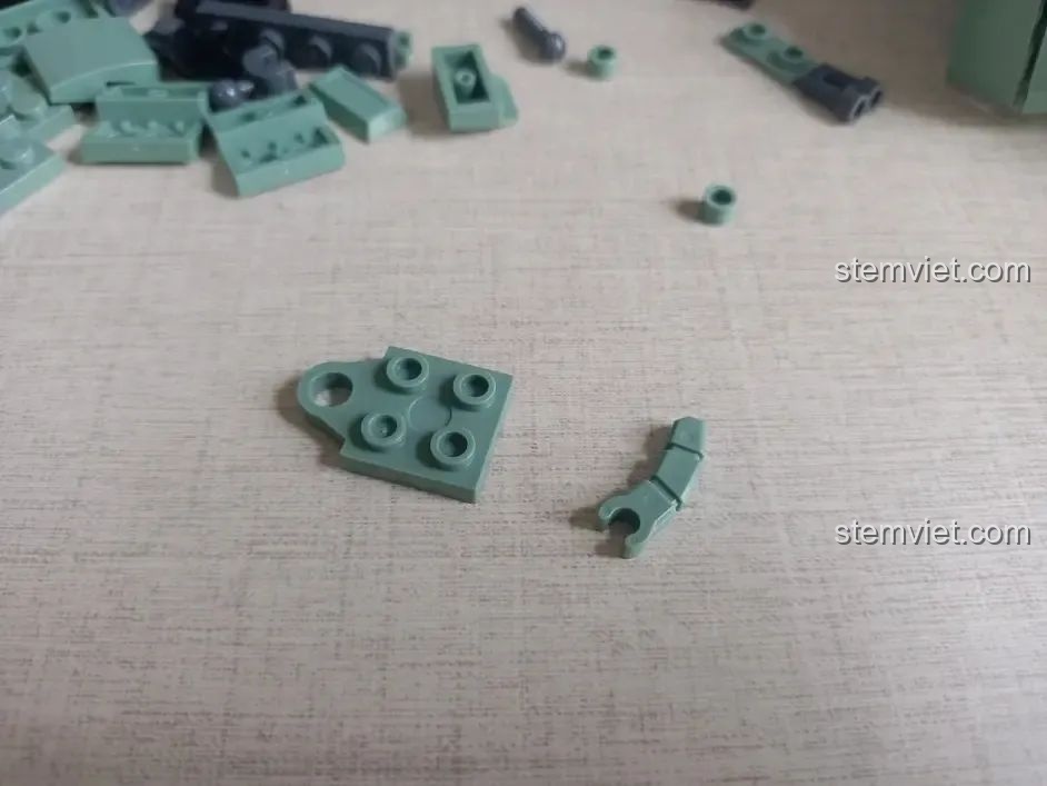 Một số mảnh ghép đặc biệt khác được sử dụng trong bộ Sluban M38-B1153 Robot Diệt Tận Thế.