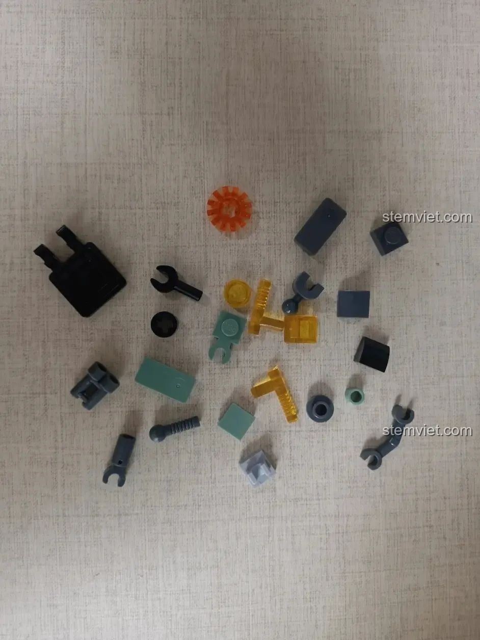 Các mảnh ghép còn dư sau khi hoàn thành bộ Sluban M38-B1153 Robot Diệt Tận Thế.