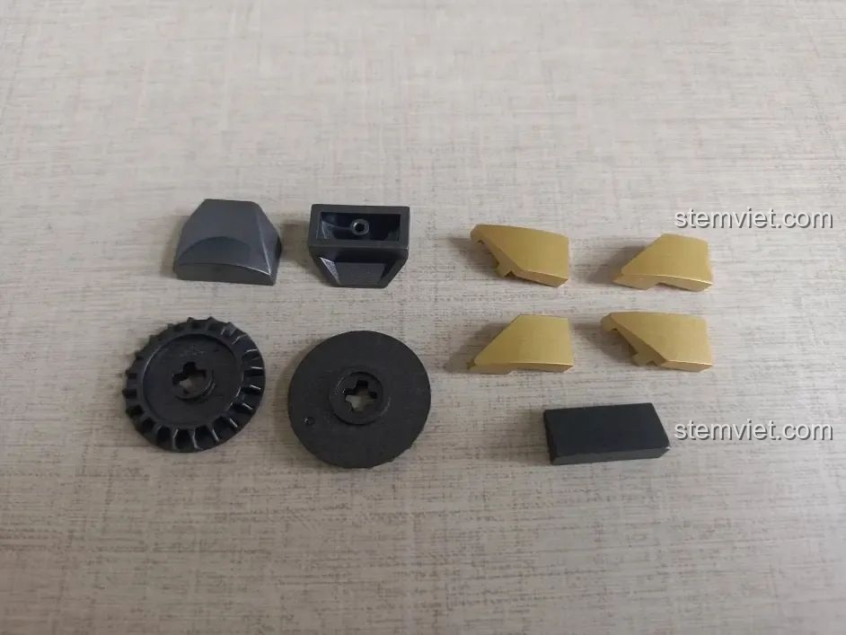 Các mảnh ghép màu kim loại chất lượng cao không vân nước trong bộ Sluban M38-B1153 Robot Diệt Tận Thế.