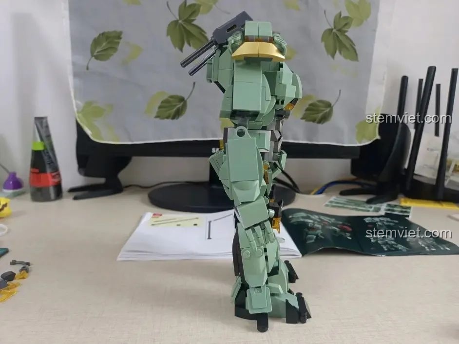 Góc nhìn nghiêng của robot Sluban M38-B1153 Robot Diệt Tận Thế, thể hiện thiết kế đối xứng và khẩu pháo tay trái.