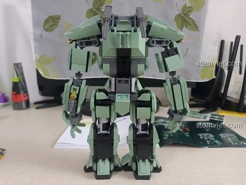 Góc nhìn nghiêng khác của robot Sluban M38-B1153 Robot Diệt Tận Thế, thể hiện sự cân đối và mạnh mẽ.