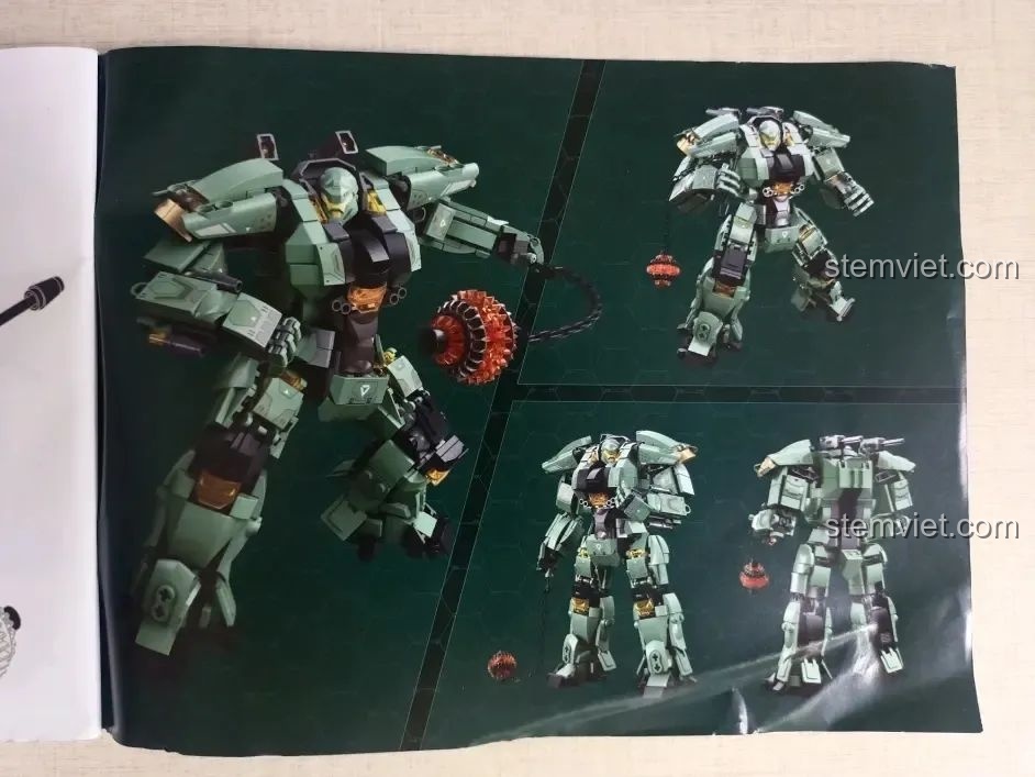 Trang bên trong sách hướng dẫn Sluban M38-B1153 Robot Diệt Tận Thế với nhiều góc nhìn khác nhau của mô hình.
