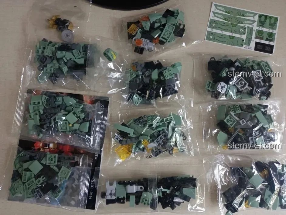 Toàn bộ nội dung bên trong hộp bộ lắp ráp Sluban M38-B1153 Robot Diệt Tận Thế: túi mảnh ghép, sách hướng dẫn, decal.