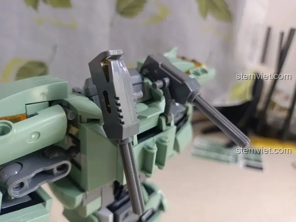 Pháo vai của robot Sluban M38-B1153 Robot Diệt Tận Thế với hai khớp và khả năng chứa đạn.