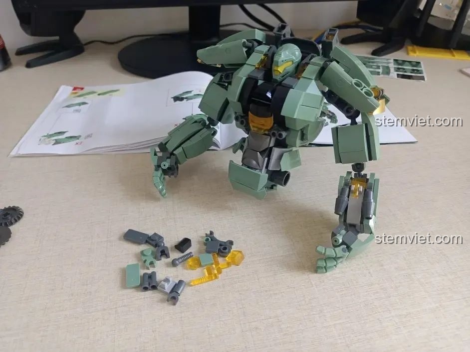 Các mảnh ghép tay và chân của robot Sluban M38-B1153 Robot Diệt Tận Thế đang được lắp ráp.