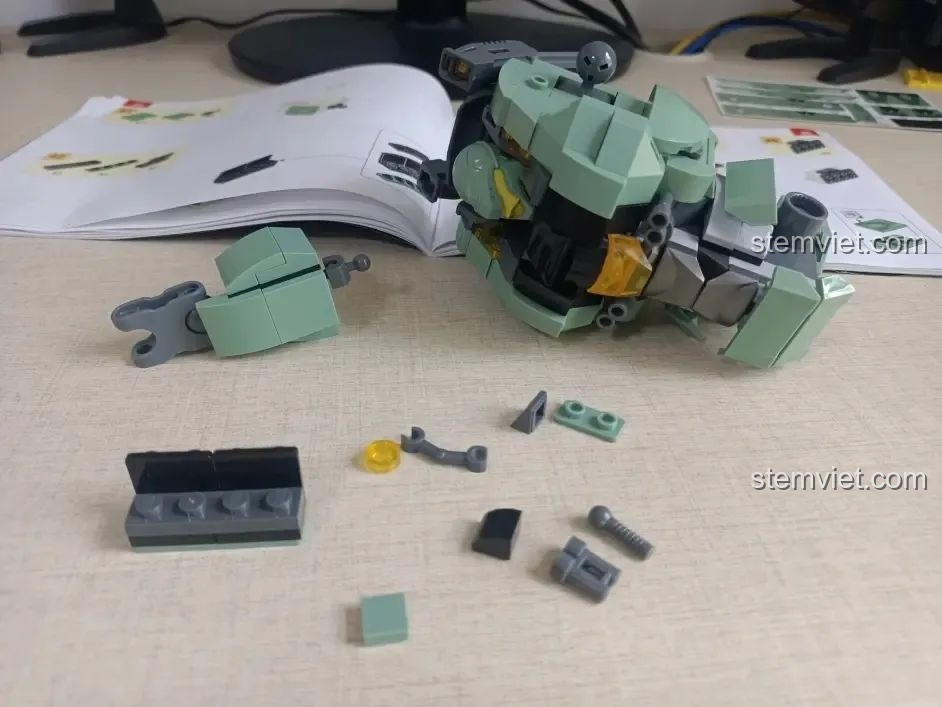 Thân trên của robot Sluban M38-B1153 Robot Diệt Tận Thế đã được lắp ráp hoàn chỉnh.