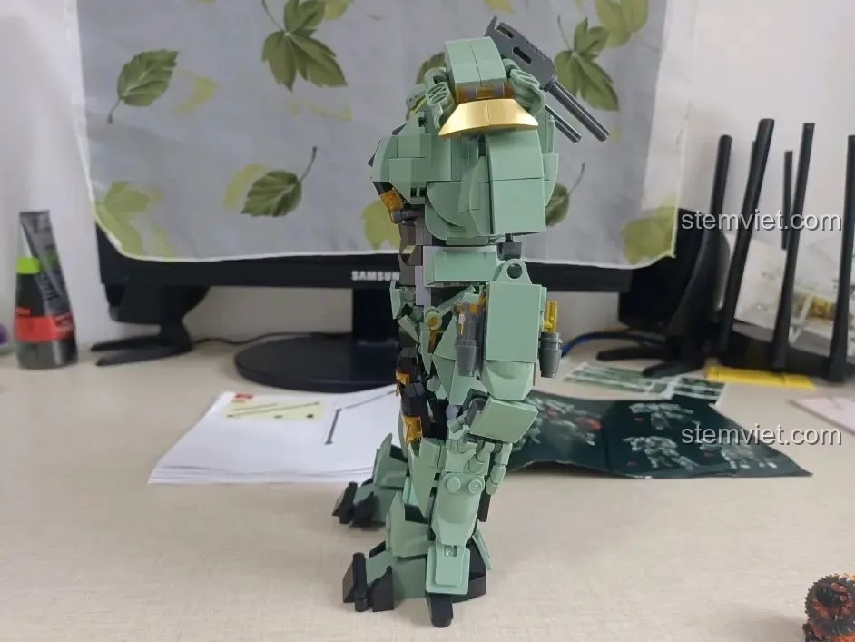 Mô hình hoàn chỉnh của Sluban M38-B1153 Robot Diệt Tận Thế không dán decal, thể hiện thiết kế gốc.