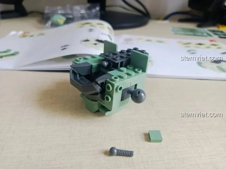 Phần khung xương thân trên của robot được lắp từ túi số 1 của bộ Sluban M38-B1153 Robot Diệt Tận Thế.