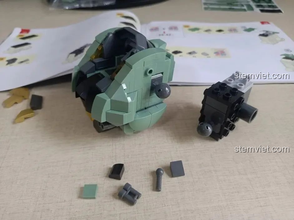 Phần thân chính của robot sau khi lắp xong túi số 3 của bộ Sluban M38-B1153 Robot Diệt Tận Thế.