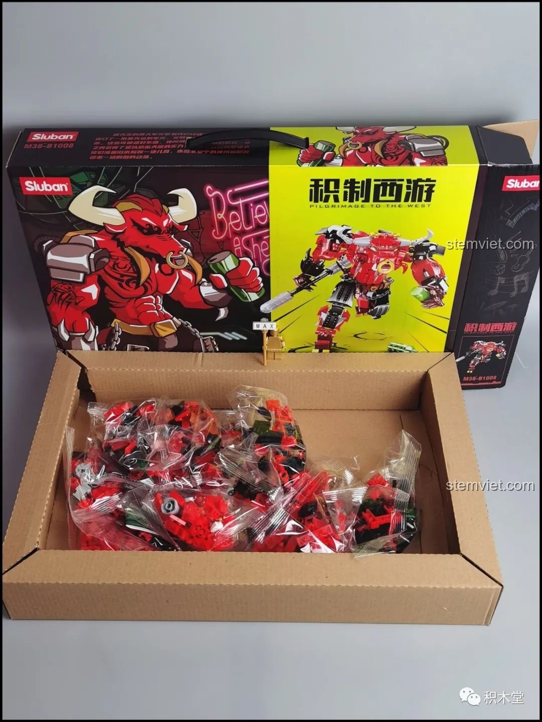 Bên trong hộp bộ lắp ghép Sluban M38-B1008 Robot Ngưu Ma Vương với các túi mảnh ghép được đóng gói gọn gàng.