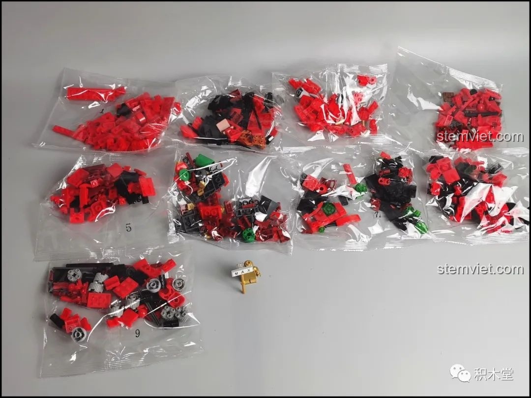 Toàn bộ 9 túi mảnh ghép của bộ lắp ghép Sluban M38-B1008 Robot Ngưu Ma Vương được sắp xếp gọn gàng.