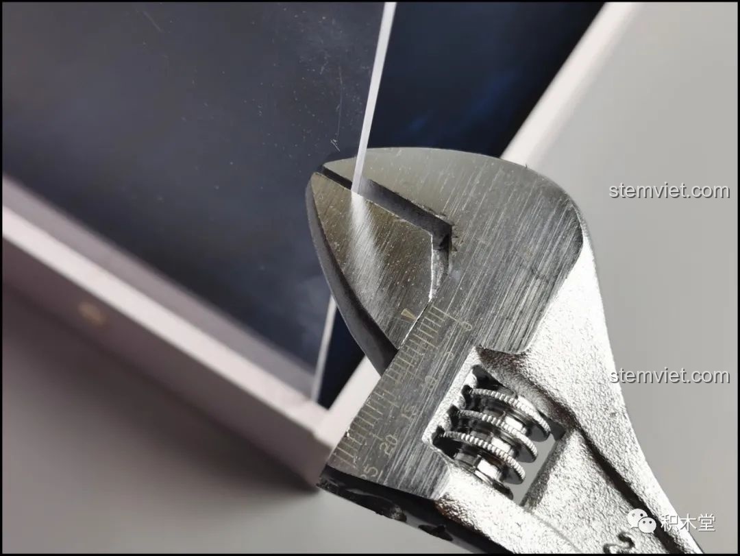 Cận cảnh chai nước 'soda' được cầm trên tay mô hình Robot Ngưu Ma Vương Sluban M38-B1008.