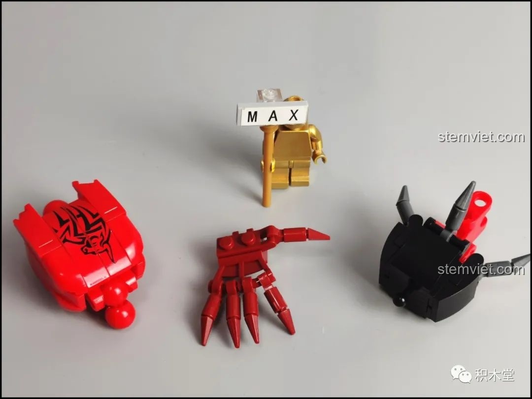 Các bộ phận của cánh tay mô hình Robot Ngưu Ma Vương Sluban M38-B1008, bao gồm bàn tay 5 ngón.