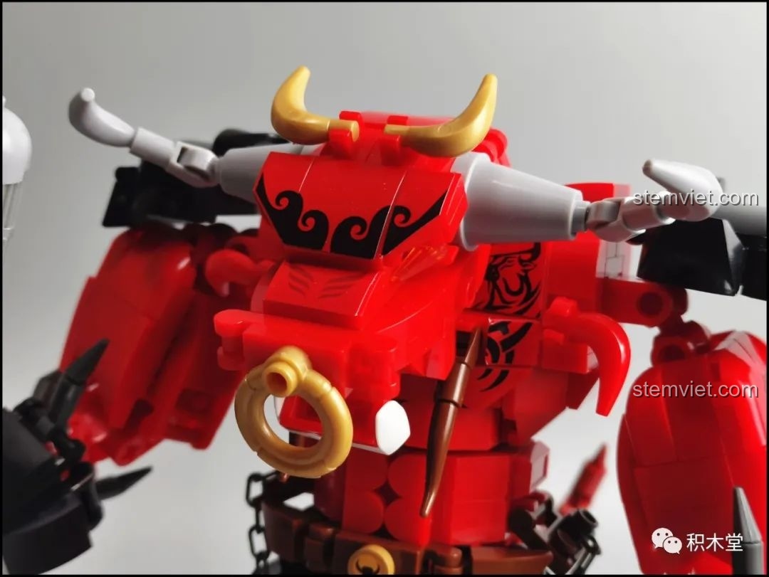 Cận cảnh phần đầu của mô hình Robot Ngưu Ma Vương Sluban M38-B1008 với sừng và khuyên mũi.