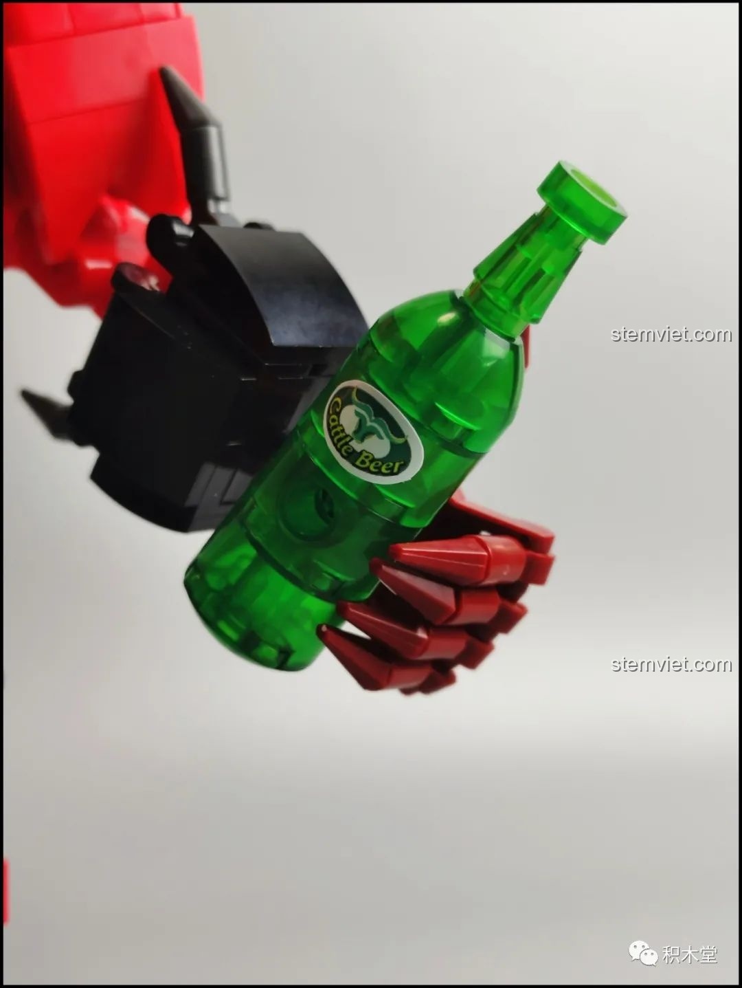 Cận cảnh phần thắt lưng với dây xích của mô hình Robot Ngưu Ma Vương Sluban M38-B1008.