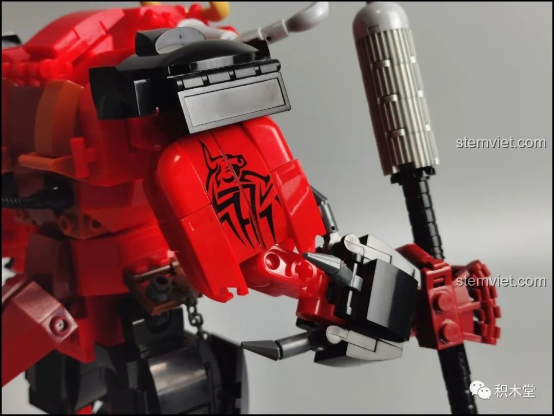 Cận cảnh hình xăm trên vai của mô hình Robot Ngưu Ma Vương Sluban M38-B1008.