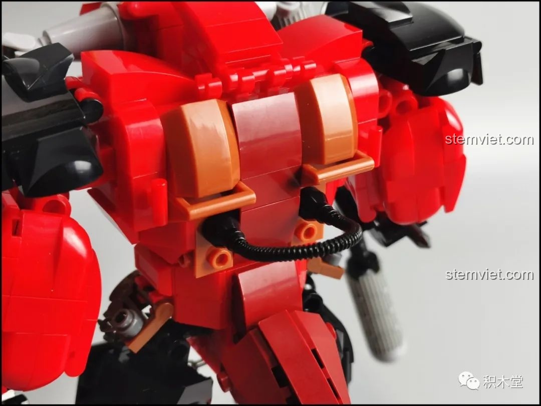 Cận cảnh ống mềm màu đen phía sau lưng mô hình Robot Ngưu Ma Vương Sluban M38-B1008.