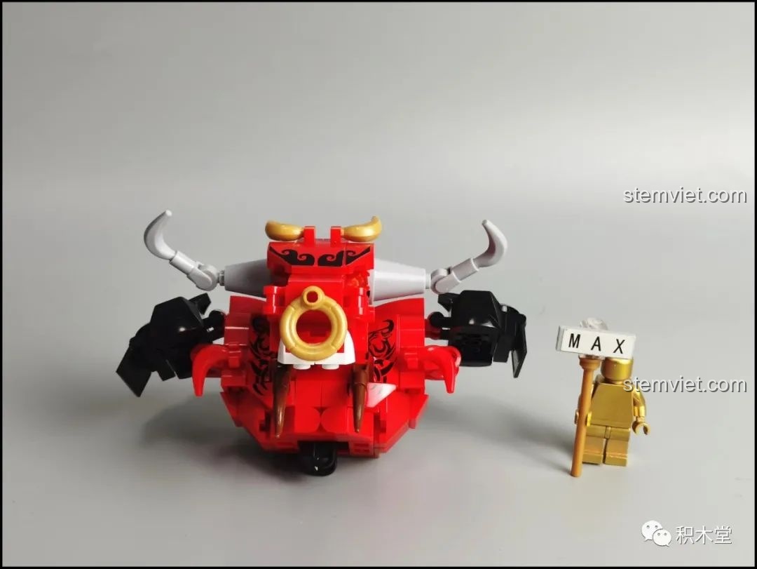 Phần đầu của mô hình Robot Ngưu Ma Vương Sluban M38-B1008 đã gần hoàn thiện với sừng và khuyên mũi.