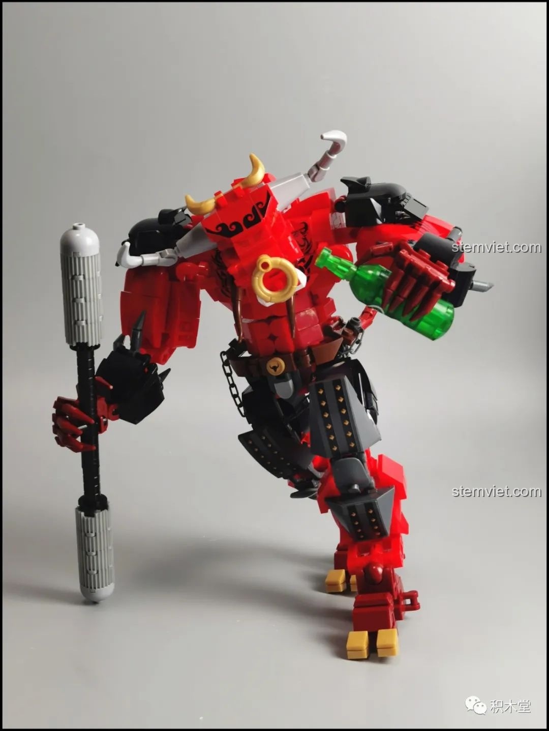 Mặt sau của hộp trưng bày acrylic với hình ảnh neon và logo Sluban, dành cho mô hình Ngưu Ma Vương M38-B1008.