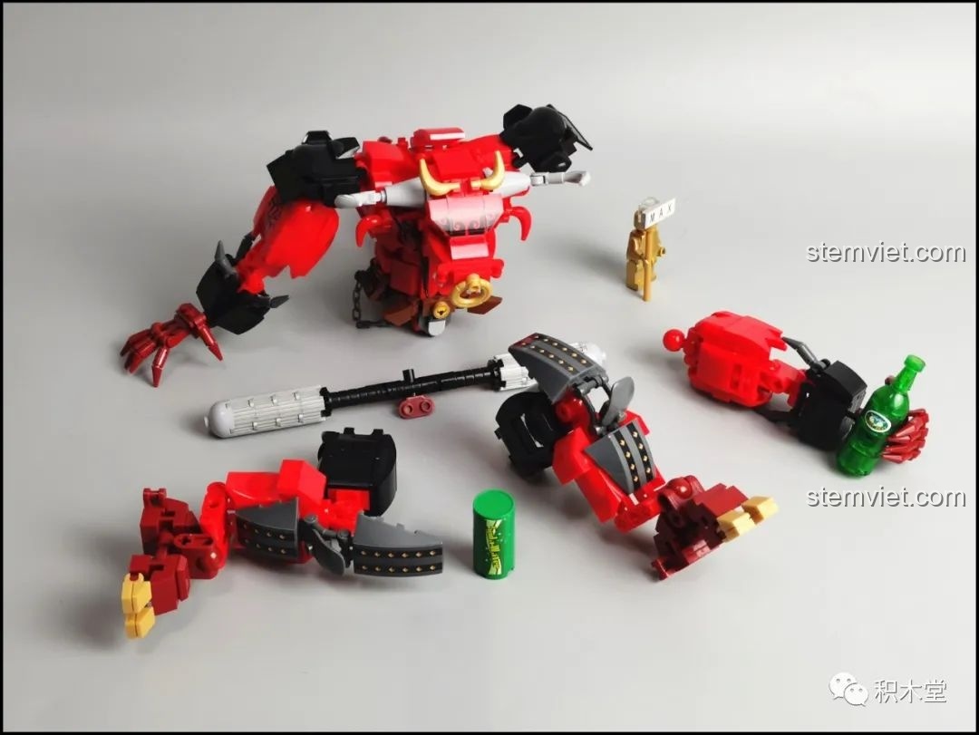 Các bộ phận chân và thân của mô hình Robot Ngưu Ma Vương Sluban M38-B1008 đang được lắp ráp.