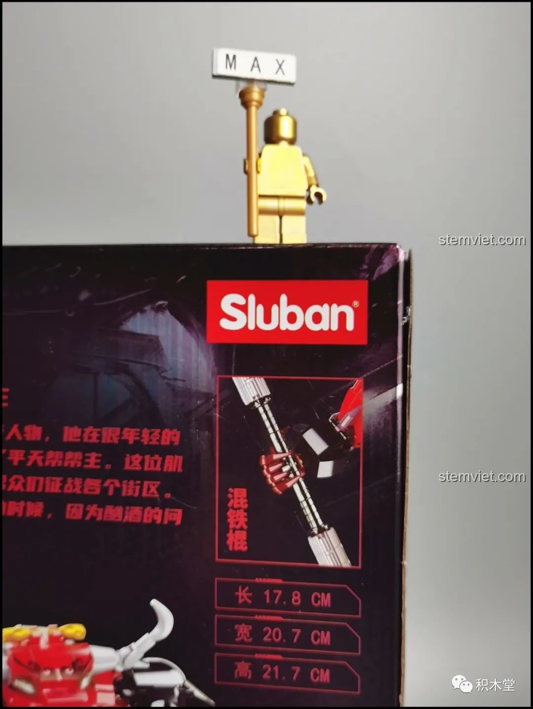 Cận cảnh logo Sluban và thông số kích thước của bộ lắp ghép Ngưu Ma Vương M38-B1008 trên hộp sản phẩm.