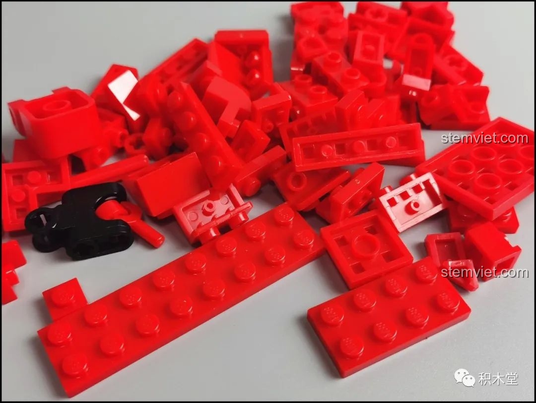 Các mảnh ghép màu đỏ của bộ lắp ghép Sluban M38-B1008 Robot Ngưu Ma Vương được làm từ nhựa ABS cao cấp.