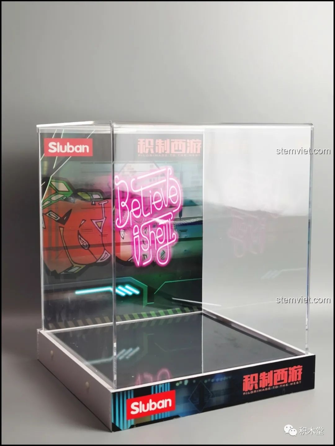 Mảnh ghép đặc biệt của bộ lắp ghép Sluban M38-B1008 được kẹp bởi một chiếc cờ lê.