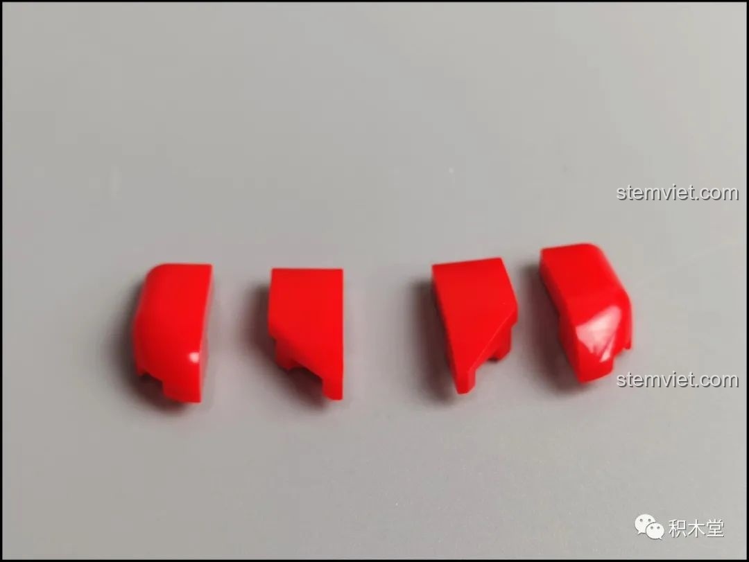 Các mảnh ghép 1x2 hình nêm đặc biệt của bộ lắp ghép Sluban M38-B1008 Robot Ngưu Ma Vương.