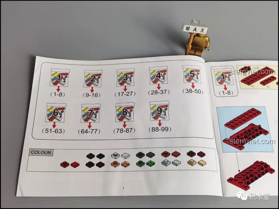 Trang đầu sách hướng dẫn của bộ Sluban M38-B1008 hiển thị cách phân chia các bước lắp ráp theo từng túi mảnh ghép.