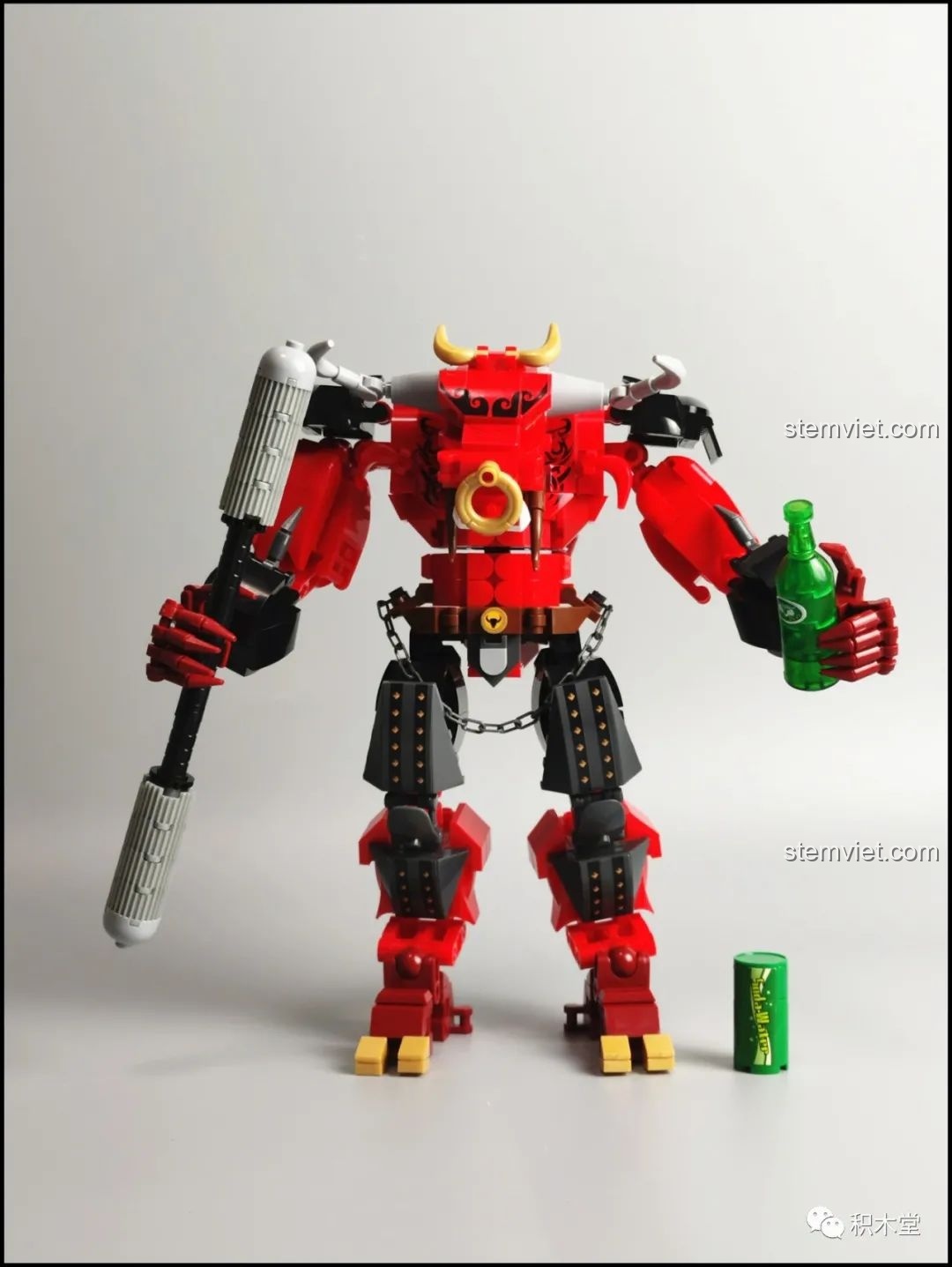 Mô hình Robot Ngưu Ma Vương Sluban M38-B1008 đã hoàn thành, đứng thẳng với vũ khí và chai nước.