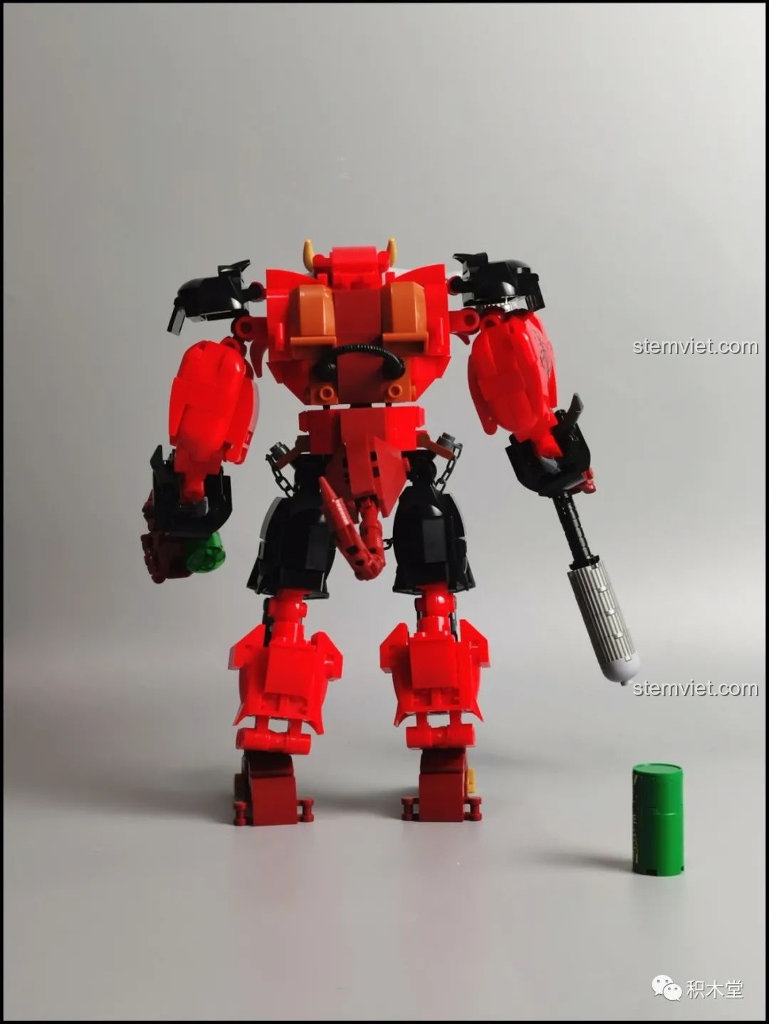 Mặt sau của mô hình Robot Ngưu Ma Vương Sluban M38-B1008 đã hoàn thành, hiển thị các chi tiết giáp lưng.